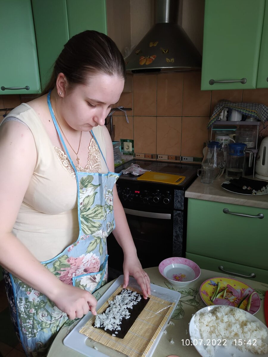 Я накладываю рис на нори. 