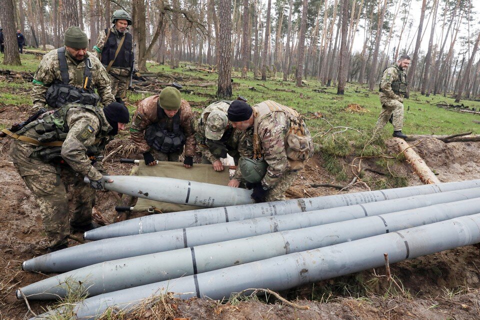     Сейчас численность Украинских войск уже стремительными темпами приближается к объявленным 700 тысячам человек  REUTERS