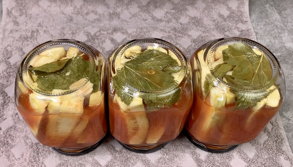 Маринованные кабачки с чесноком на зиму в собственном соку: рецепт - Лайфхакер