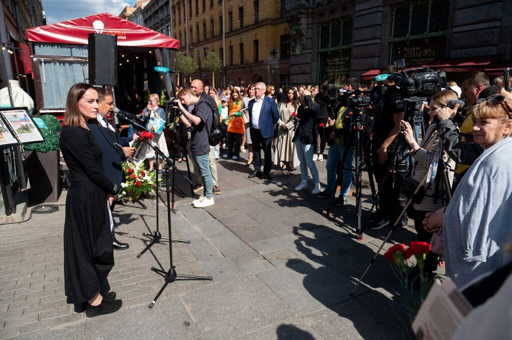 Акцию «Голоса блокады» и памятный митинг-флешмоб у памятника Репродуктору на углу Малой Садовой и Невского проспекта организовала петербургская редакция «Комсомольской правды».