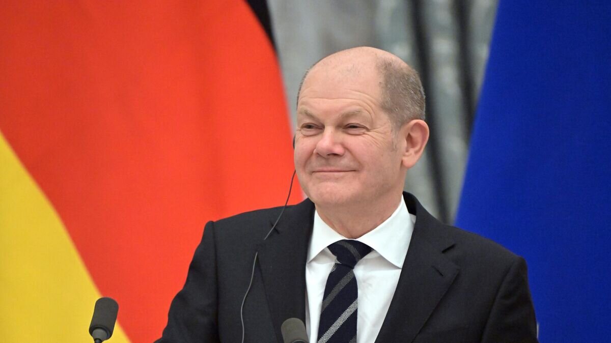    Канцлер ФРГ Олаф Шольц на пресс-конференции по итогам встречи с президентом РФ Владимиром Путиным© РИА Новости / Сергей Гунеев/POOL