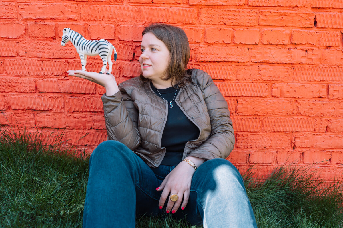 Всем привет! Меня зовут Елена Сокол И я логопед-практик. Я помогаю обычным мамам из обычной с нами жизни заниматься с детьми самостоятельно. 