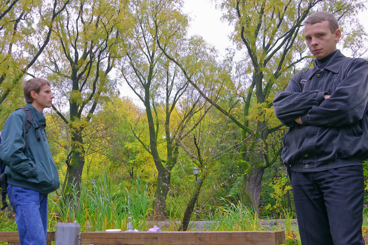 002. Это не я оставил мусор на скамейке, что вы на меня так смотрите!