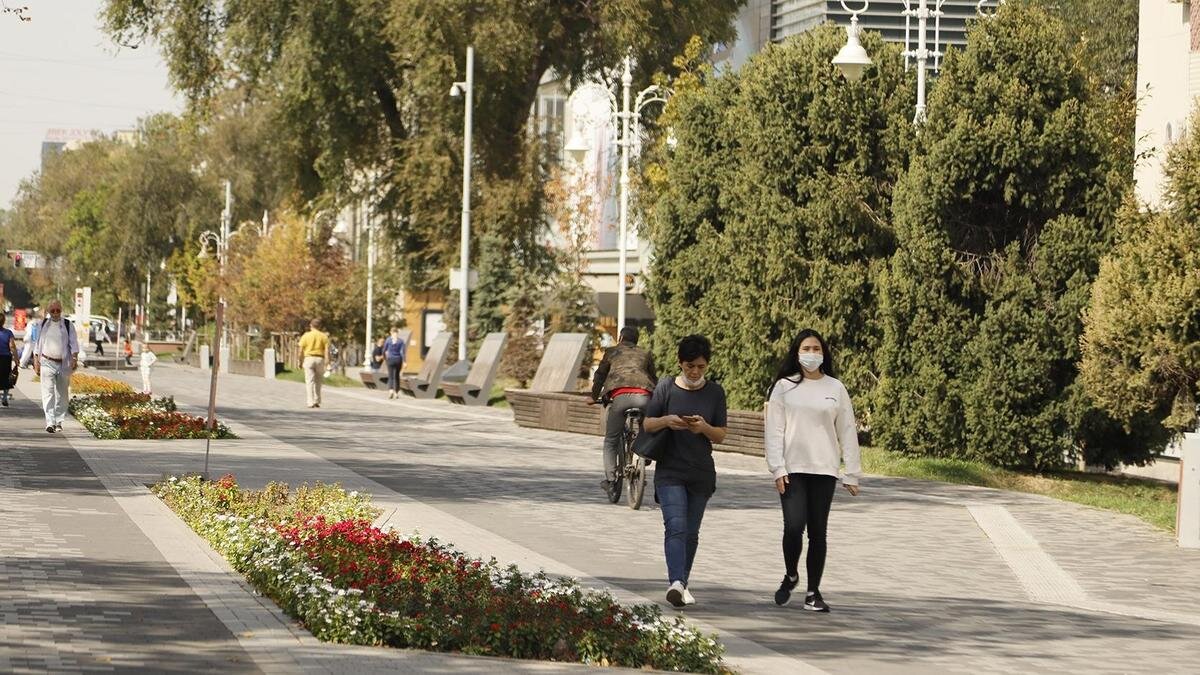    Люди в масках гуляют на аллее NUR.KZ/Петр Карандашов