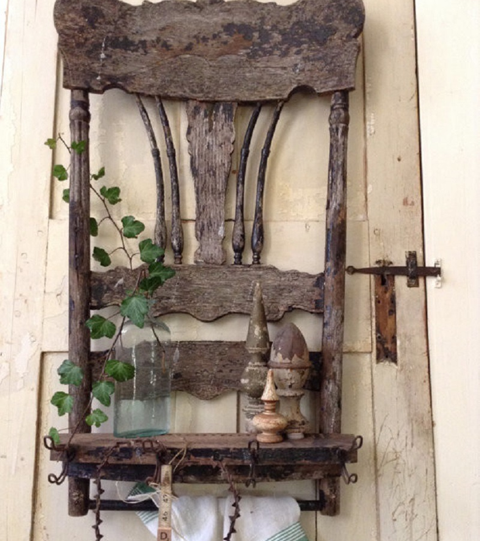 Старые вещи на даче. Новая жизнь старых вещей. Давний использовать. Кашпо из старого мяча. Декор из сковороды.