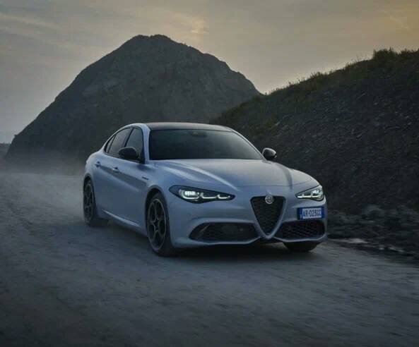 Итальянский автопроизводитель Alfa Romeo одновременно представил обновленные версии среднеразмерного седана Giulia 2023 и соплатформенного с ним кроссовера Stelvio 2023.