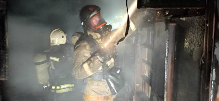    Пожар в квартире на улице Селькоровская 80/2 в Екатеринбурге «Оперативные Ночные новости»