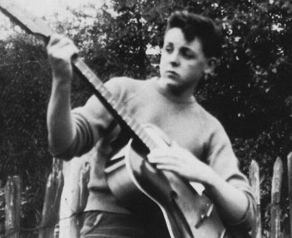 Пол с гитарой Zenith. Источник фото: yandex.ru