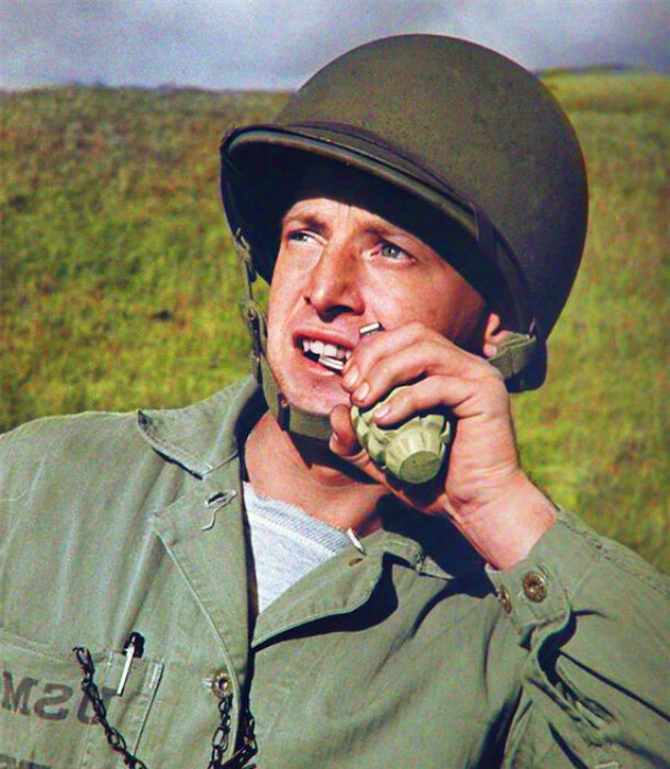 Боец отрывает чеку зубами