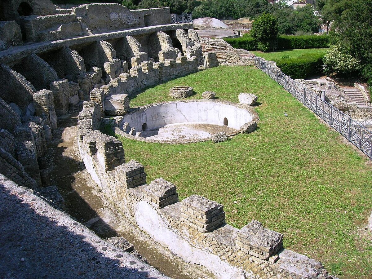 остатки термальной ванны минеральной воды на берегу (фото Википедия)