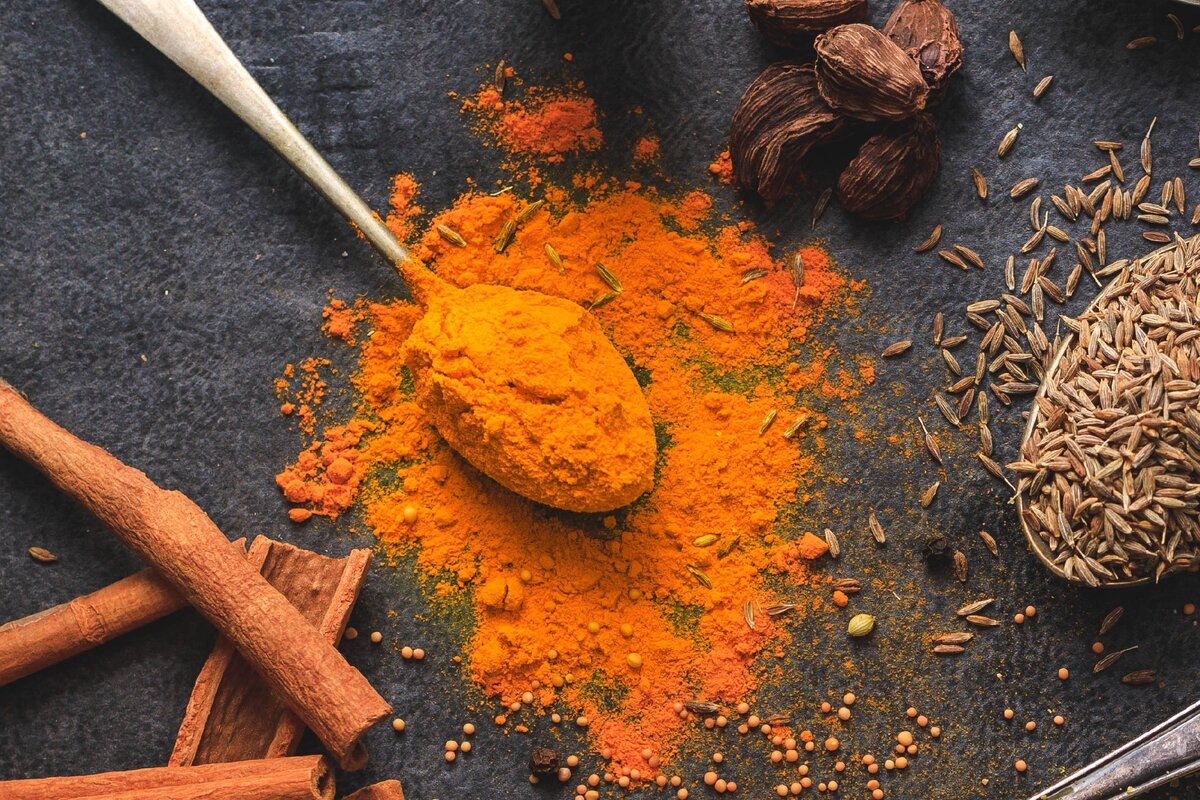 Куркума присутсвтует почти во всех блюдах индийской кухни наряду с другими специями .