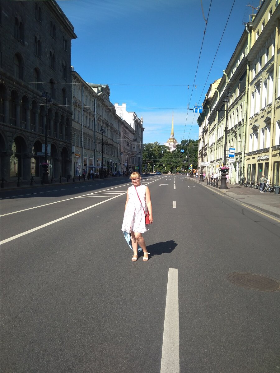 Абсолютно пустой Невский проспект) А где люди? А нет людей!))