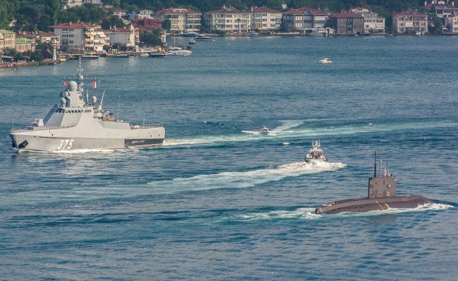 Проливе Босфор, подводная лодка «Ростов-на-Дону» и корвет «Дмитрий Рогачёв» 