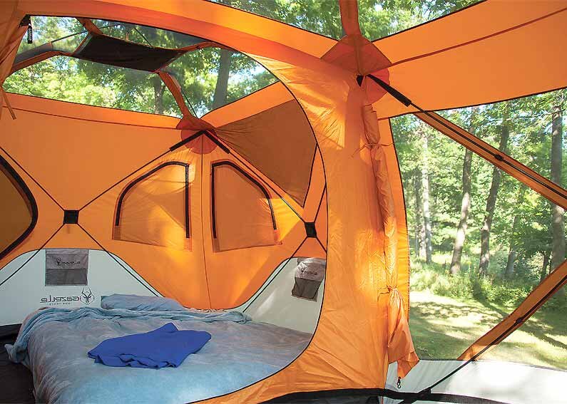 8-ми местная палатка T4 Plus от Gazelle оборудована двумя входами, каждый из которых оснащён анти москитными сетками и закрывается на удобные молнии. 