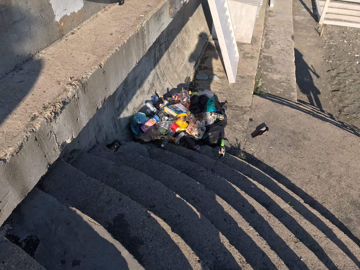 У входа на пляж мусор