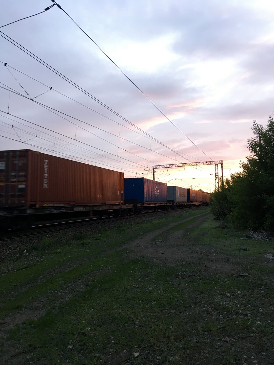 фотографий железнодорожного переезда у меня, к сожалению, нет( 