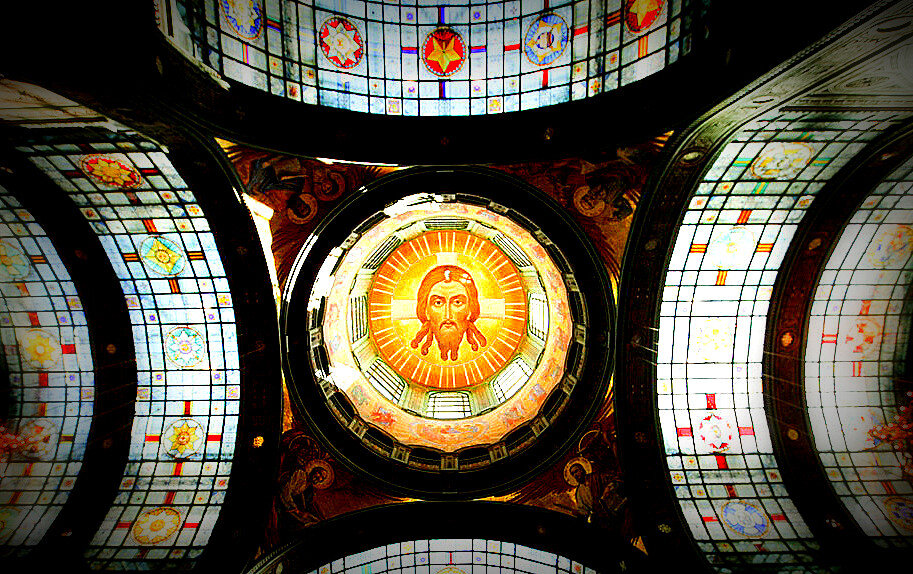 Перевёрнутая звезда над Христом.