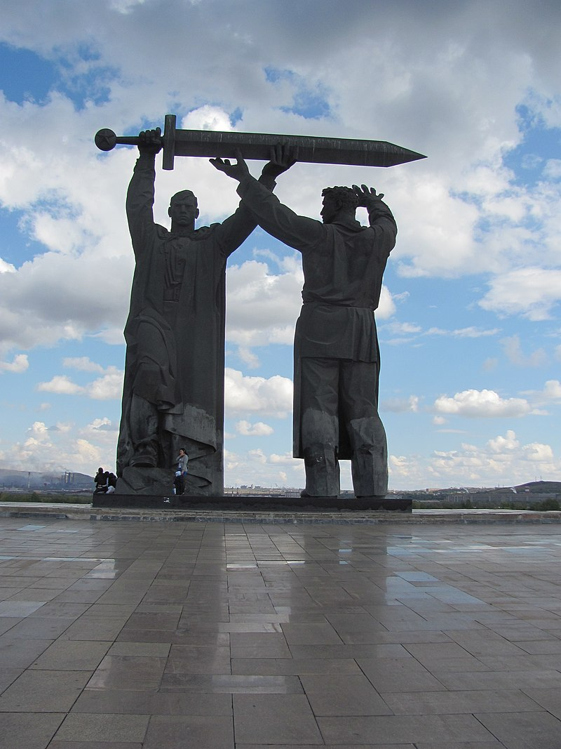 памятники у министерства обороны на фрунзенской набережной. памятник двух войн. скульптура тыл фронту магнитогорск. мемориал второй мировой войны вашингтон. памятник двух войн.