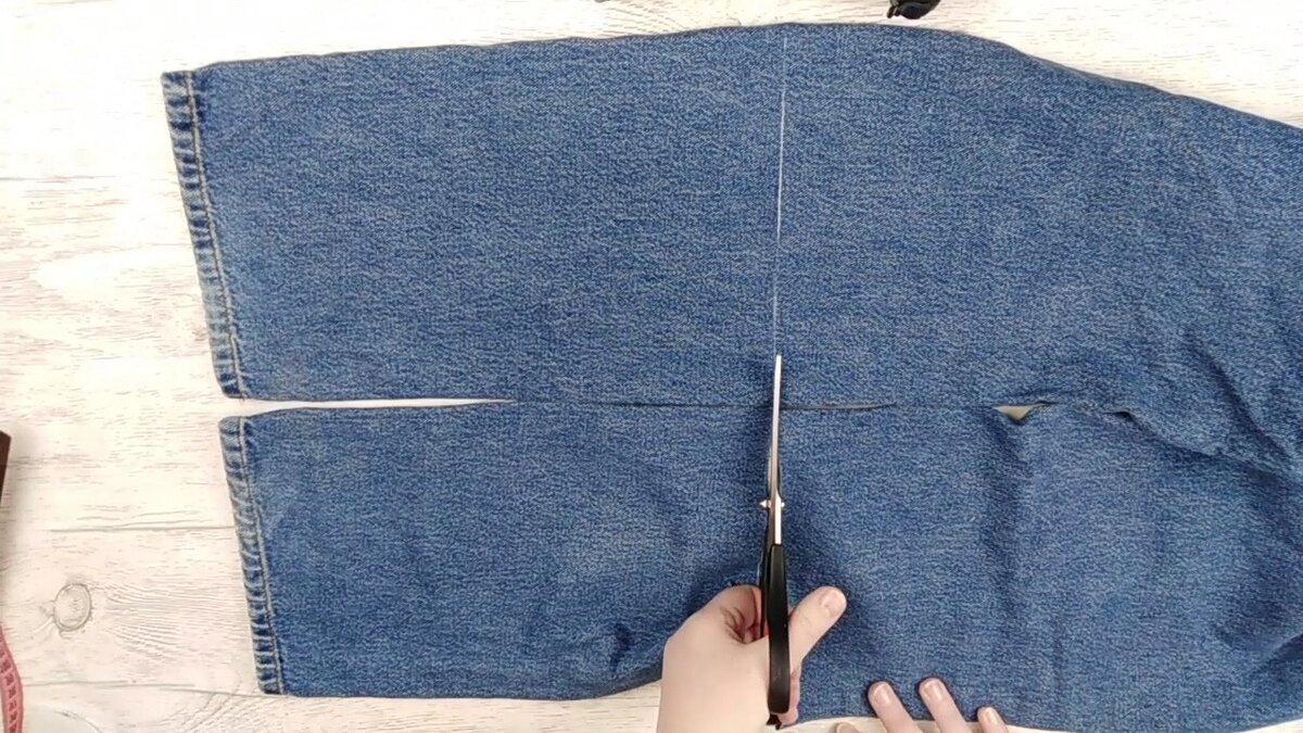 Отрезаем штанины на уровне 35 см