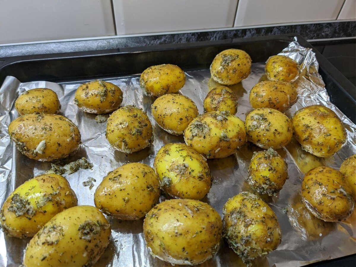 Молодая картошка, запеченная в духовке: рецепт с фото пошагово
