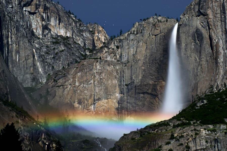 РЕКЛАМА
Лунная радуга — явление очень редкое. Его можно увидеть ночью у мощного водопада, при условии, что небо тёмное, а Луна висит низко над землёй.