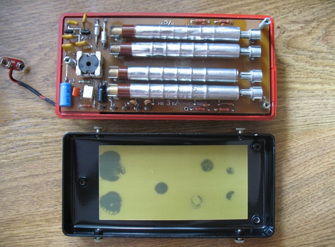Обратная сторона радиометра ДБГ 06Т. Видны 4 счётчика Гейгера-Мюллера похожие на СБМ 20.