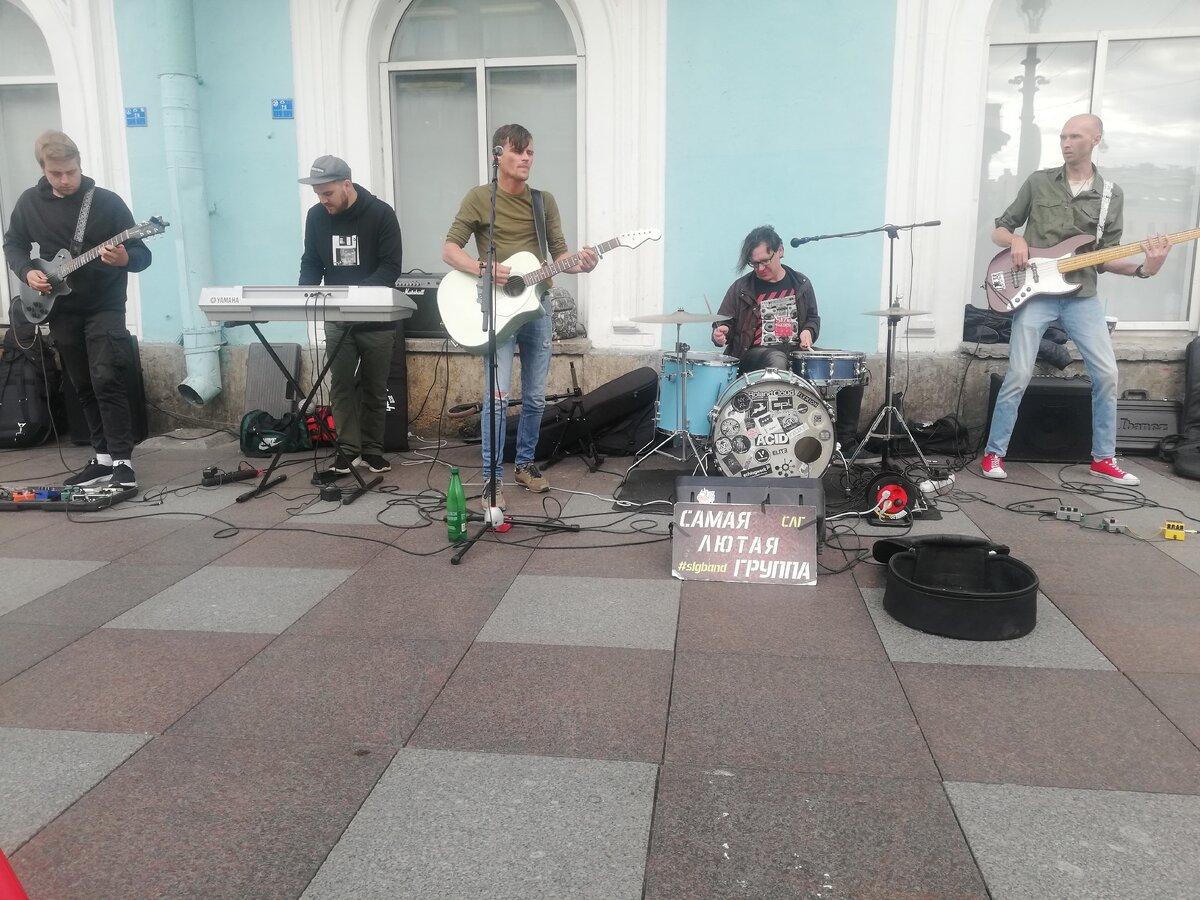 Очень классная группа, выступающая в самом центре Санкт-Петербурга