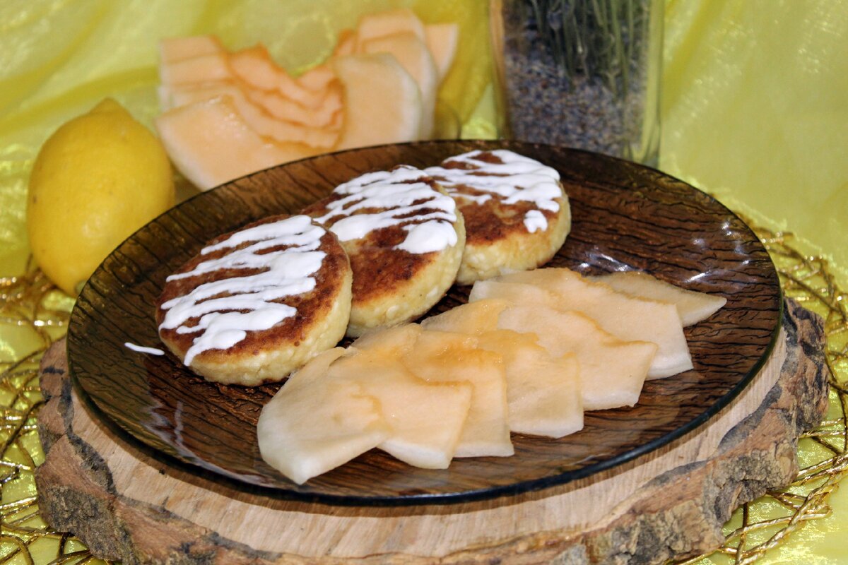 Пышные сырники на манке. Пышные сырники с манкой. Сырники с манкой и творогом. Сырники из творога с манкой пышные. Сырники с яблочной начинкой.