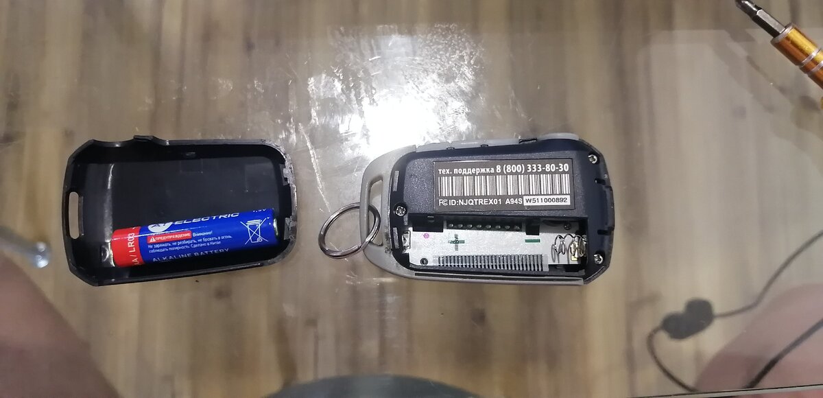 Приступаем к разборке. Снимаем заднюю крышку. Откручиваем три болтика.