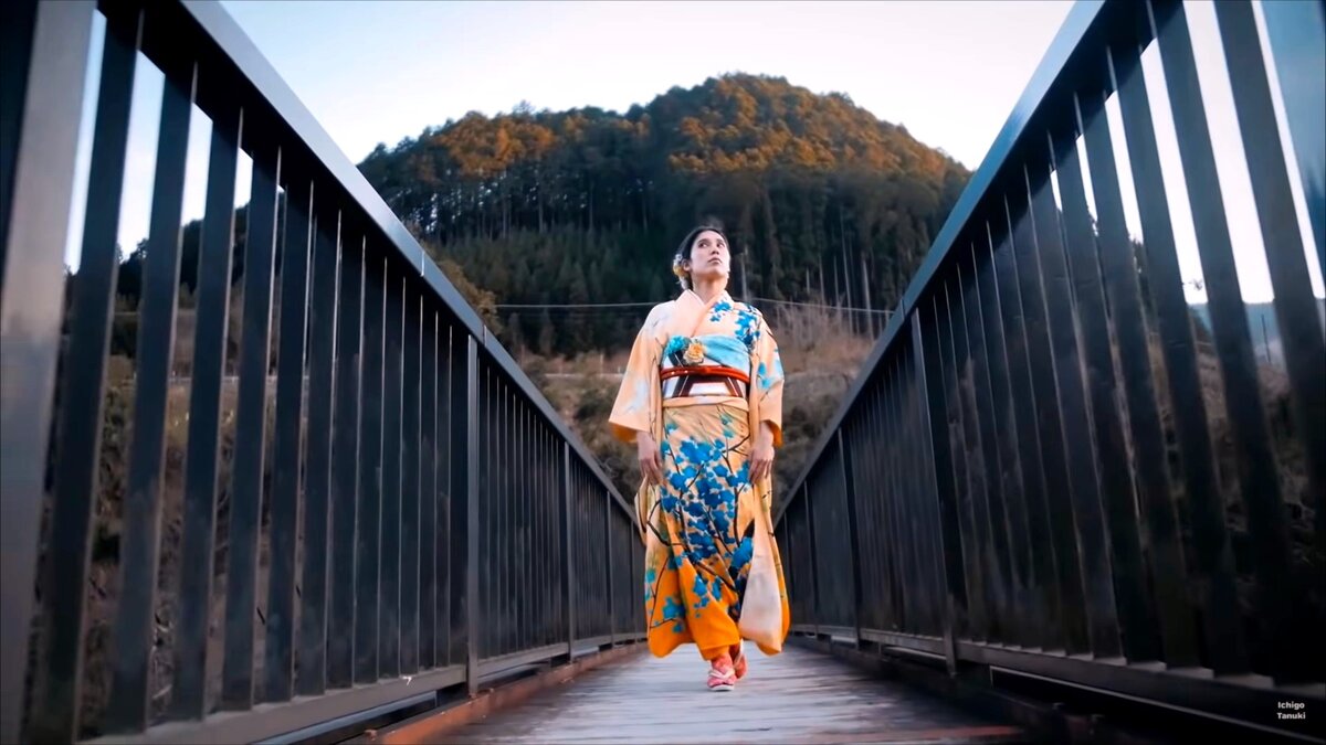 Нацуки - исполнительница песни. Кадр из видео с YouTube-канала ICHIGO TANUKI