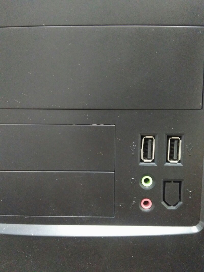 Лицевая сторона системного блока. Не всегда разъемы с лицевой стороны бывают подключены к материнской плате - это зависит от сборщика.