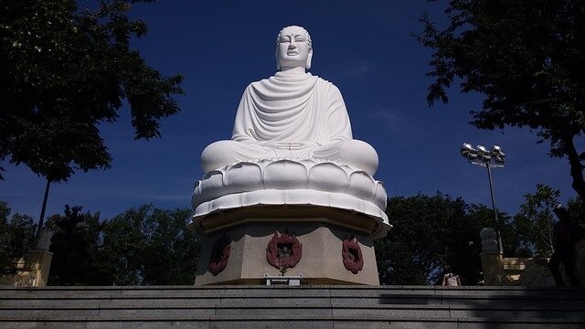 14-метровая статуя Сидящего Будды из белого камня на цветке лотоса у подножия горы Трай Туй