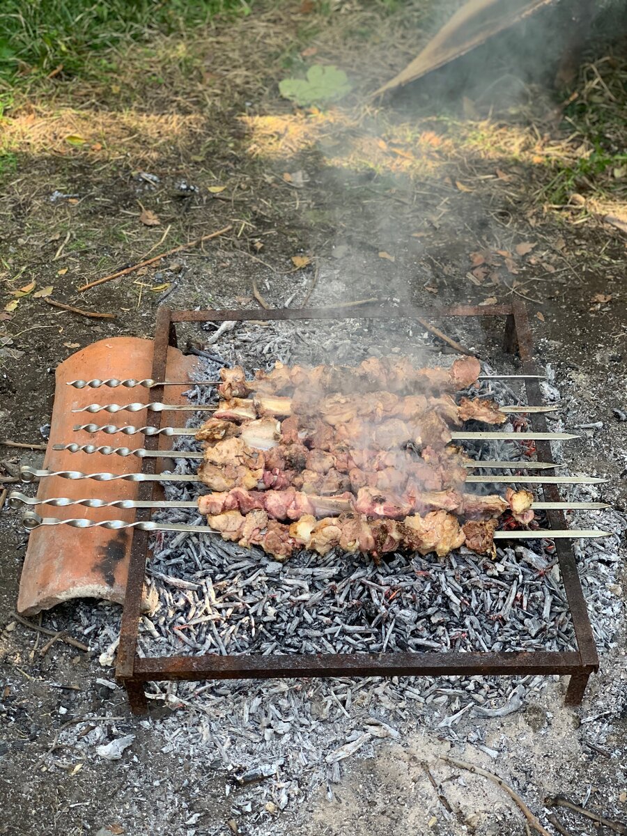 Приготовление свиного шашлыка в Кахети