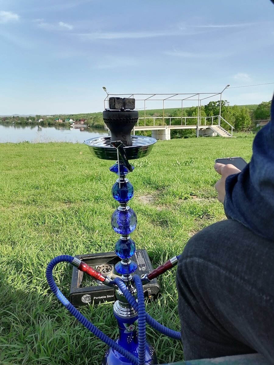 Кальян (так же называемый Шиша, Хука, Наргила) – устройство для курения специальных табачных смесей с фильтрацией и охлаждением пара через жидкость. Родиной кальяна является Индия, широкое распространение он получил в странах Ближнего Востока. В России кальян имеет огромную популярность благодаря любви россиян ко всему интересному и новому.Многие задаются вопросом о вреде кальяна. Скажем сразу, медицинские исследования не отрицают вред кальяна, но утверждают, что его вред не сравним с пачкой сигарет, как об этом пишут различные недалекие авторы. Главное – соблюдать меру и не курить кальян слишком часто. Подробнее в статье о вреде кальяна.Так же бытует мнение, что кальян всегда используется для употребления наркотиков. Нет, это не так. Будьте уверены, в большинстве заведений в кальяне используется специальный табак для кальяна, абсолютно легальный и законный. Те, кто употребляют наркотики через кальян, глубоко презираются истинными любителями кальяна по всему миру. Так же, кальян не вызывает зависимости, за очень редким исключением.