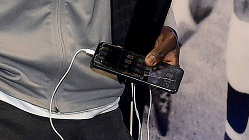 Разбитый iPhone, которым пользуется Садио Мане