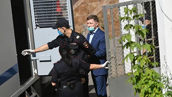 Но почему хабаровчане не видят этого? Потому что у Фургала сложилась репутация близкого к народу политика, человека, который начал "строить" чиновников, заботиться о людях. Если разбирать конкретные "правильные" дела Шпорта и Фургала, то выяснится, что вся разница — в подаче и пиаре: первый не умел "продать" людям свои успехи, а второй успешно "продавал" даже намерения. При этом подминая под себя край все больше и больше — через контроль над заксобранием, свой бизнес и своих людей. А заодно и исподволь эксплуатируя традиционные дальневосточные страхи и обиды на Москву: вот, это центр не дает нам зарабатывать, продает за границу весь лес, всю рыбу. Причем активнее всего обвиняют центр как раз те, кого Москва лишает контрабандистской вольницы.13 июля, 08:00Особенности национального несанкционированного протестаИменно такие настроения и вывели людей на улицы Хабаровска в защиту Фургала — хороший же парень был, защищал от московских хищников наши интересы, чиновников "строил", за это его посадили. Для того чтобы люди поняли, как жестоко их обманывали, они должны узнать настоящего Фургала. Увидеть суд над ним, услышать про убийства, про то, по чьему приказу они были совершены, — и осознать, что стали жертвой манипуляции. И "внутриклассовой" борьбы, которую вели между собой хабаровские элиты, и амбиций Ишаева (с прошлого года сидящего под домашним арестом), и политической наивности Шпорта. Люди должны понять и то, что и сами частично виноваты — в том, что не хотели слышать про прошлое Фургала, хотя оснований поверить в его криминальную природу даже без приговора суда было более чем достаточно. Слепая ненависть к чиновникам и начальству ничем не лучше коррупционной спайки элит и их умения манипулировать избирателями.А для федерального центра главным уроком хабаровской истории станет то, что, хотя мы еще долго будем расхлебывать последствия кадрового урагана 90-х, необходимо не только усилить прополку региональных элит, но и активнее участвовать в политической жизни регионов. Не в теневом и аппаратном смысле — а публично, жестко, честно. В экстренных случаях необходимо прямо вмешиваться в выборный процесс, говорить избирателям то, что они должны знать, — и это не будет нарушением демократии и давлением на избирателей. На Северном Кавказе и на Дальнем Востоке это особенно актуально. Федеративное устройство не означает устранения федерального центра из политической жизни регионов — наоборот, в особых случаях вмешательство должно быть самым серьезным. Если бы правда о Фургале стала известна осенью 2018-го — не было бы шествий в Хабаровске в июле 2020-го.11 июля, 08:00Кому выгоден арест Сергея ФургалаНынешние митинги никто разгонять, разумеется, не будет — но и никто не позволит приезжим провокаторам попытаться перевести мирное недовольство, вызванное заблуждениями и непониманием, в политическую акцию. Суд над Фургалом необходимо, конечно, ускорить — но он в любом случае не начнется раньше следующего года. При этом массовые митинги в Хабаровске не должны и не будут продолжаться до этого времени — они имеют все шансы закончиться уже в августе. И без всякого насилия: с людьми нужно говорить, им нужно рассказывать правду, их нужно убеждать. Губернатору, полпреду — а если их усилий окажется недостаточно, то и президенту. Не сомневаюсь, что Владимир Путин найдет правильные и точные слова для тех хабаровчан, которые еще не разобрались в происходящем. 