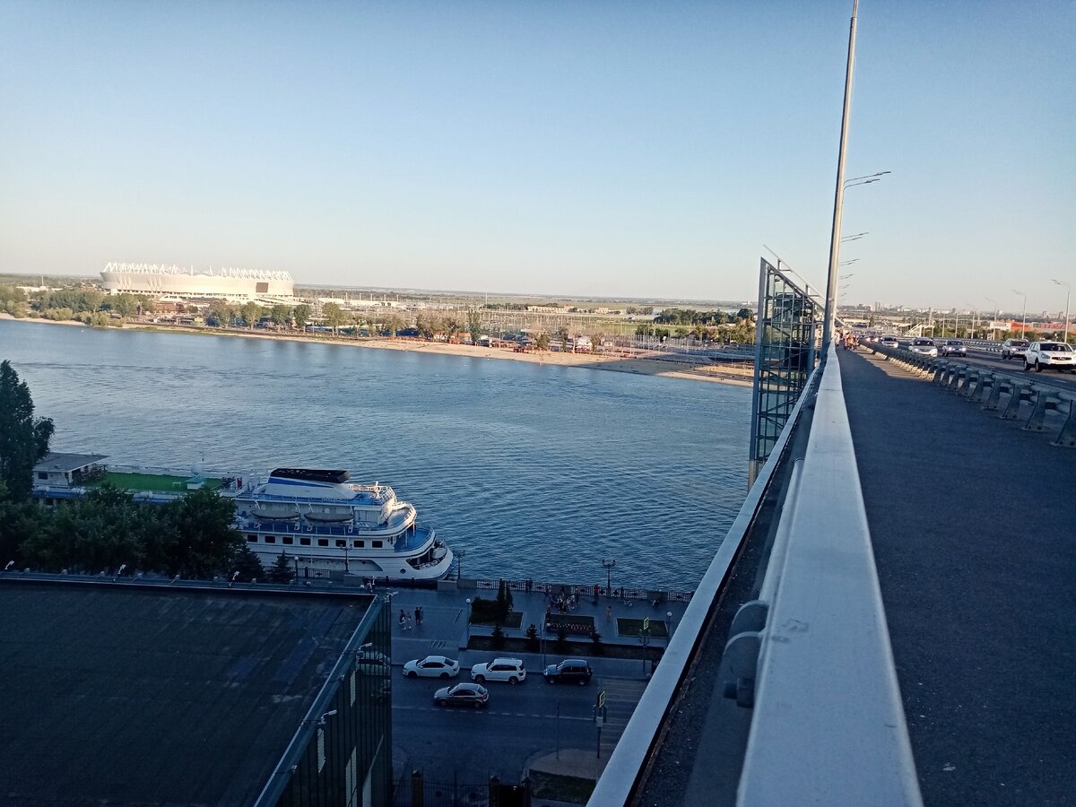 Ворошиловский мост, который соединяет два берега.