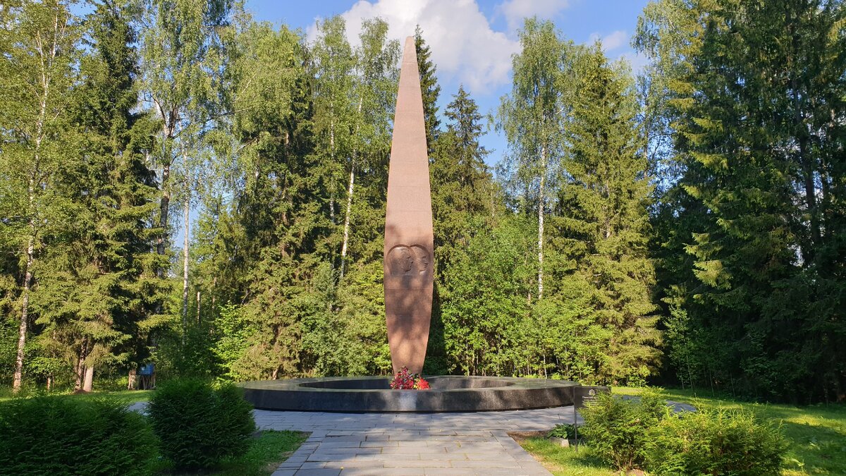 Обелиск памяти лётчиков Серёгина и Гагарина