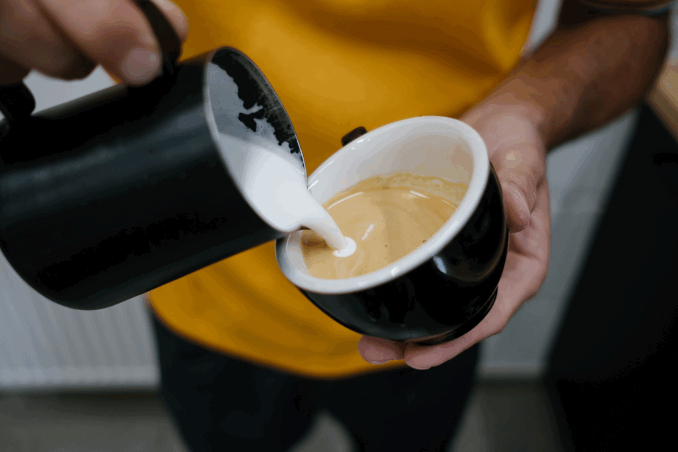 
Вливайте молоко небольшими порциями для получения отдельных элементов рисунка