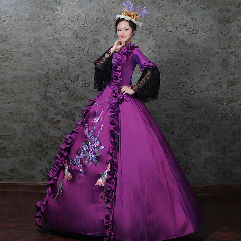 Подобное платье для королевы  могло пошатнуть бюджет страны.