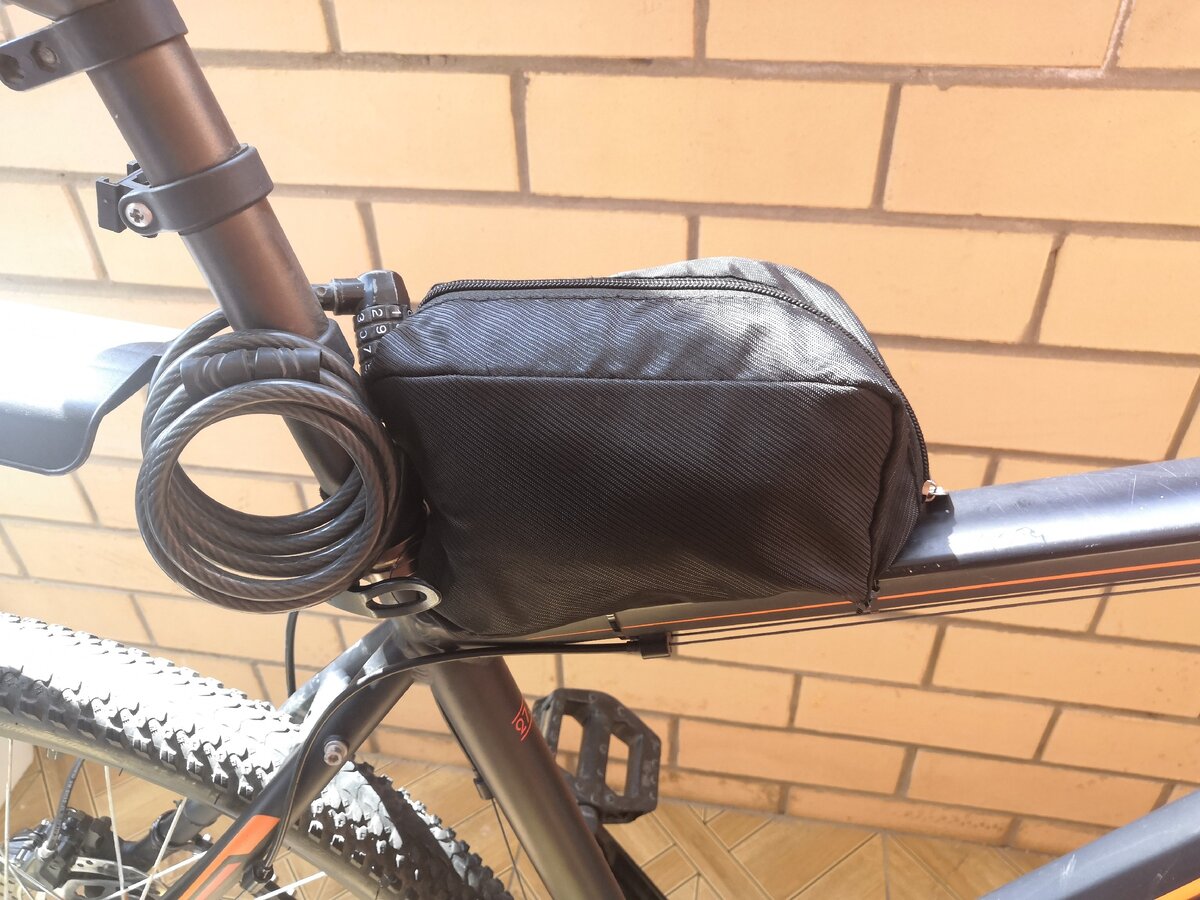 Не взять стандартный ремкомплект отправляясь за 70 км от дома было бы по меньшей мере глупо. Так-как две камеры весят больше килограмма, пришлось спрятать их в чехол , притянув его к раме хомутиками. Эта конструкция хорошо себя показала еще с предыдущего путешествия. 