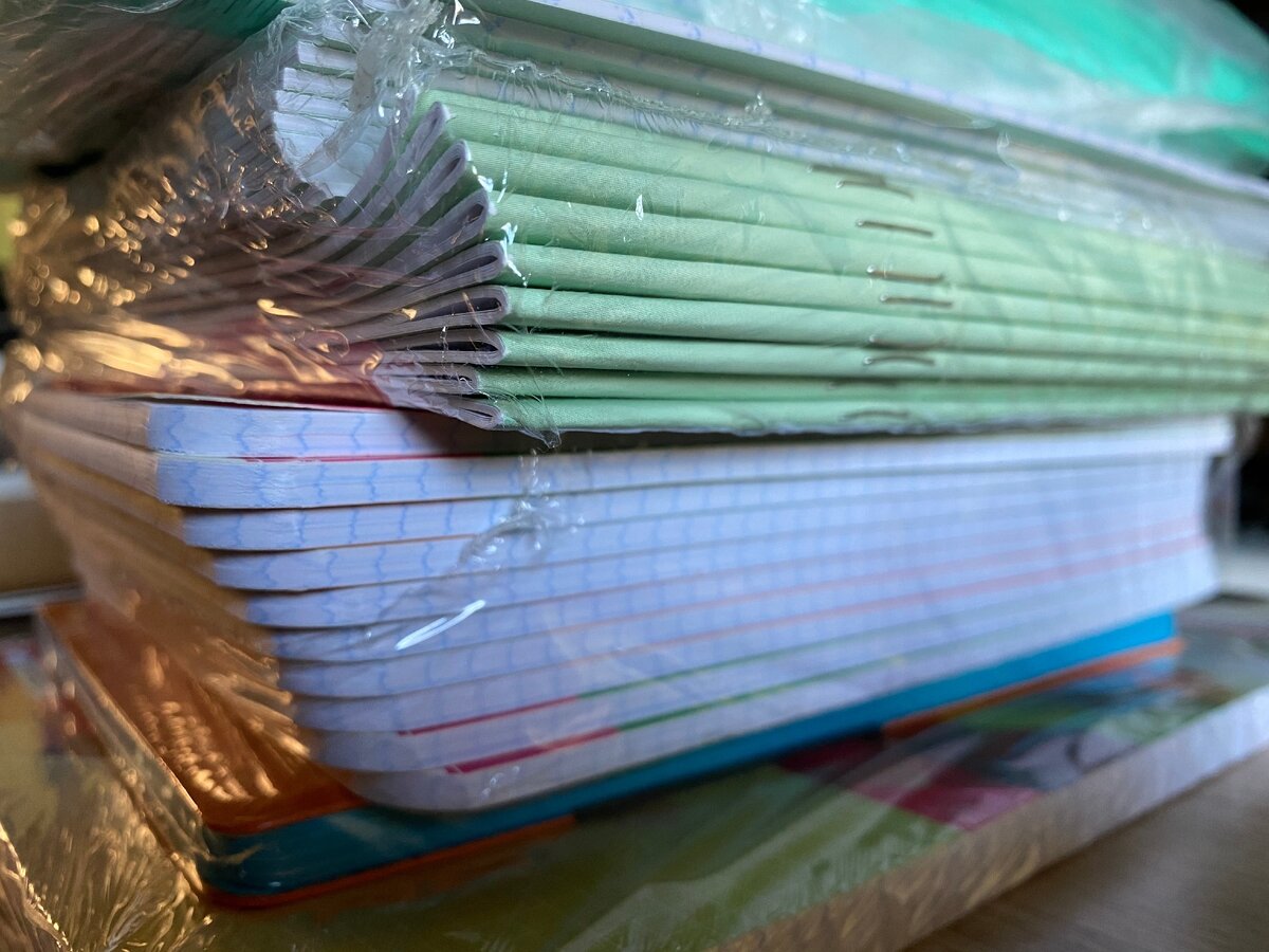 Терпеть не могла этот унылый бледно-зеленый цвет тетрадок 12 л. Теперь покупаю такие своей дочке.