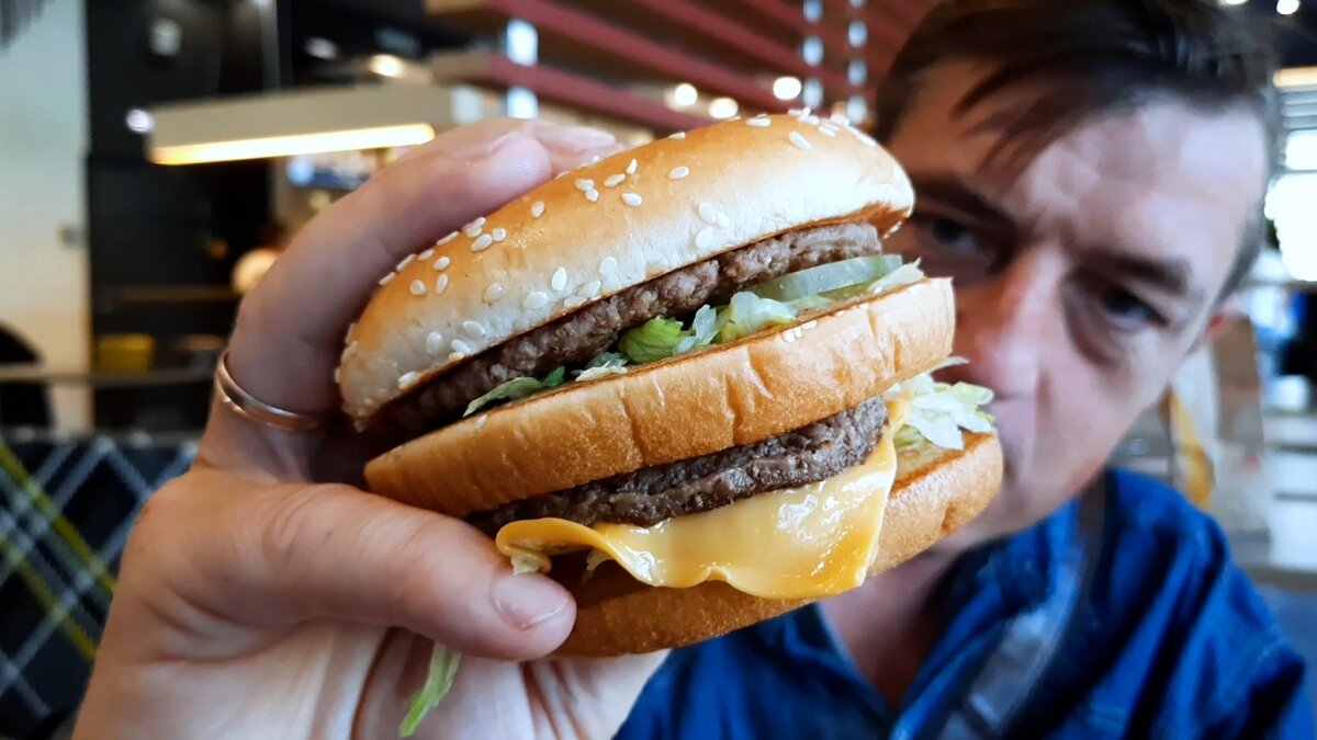 Новое меню Макдональдс ГРИК МАК ФРЕШ и сырные палочки ПАЛОЧКИ ГРИК ЧИЗ Новые фаст фуд фишки в Макдональдсе грик мак фреш и сырные палочки грик чиз. 
Зашли покушать в мак, потому что внутри помещений кормят только в Макдональдсе, в сковородовне по прежнему еда на вынос и в других общепитах тоже. 
Но на наше *счастье, в маке появились новинки грик мак фреш и сырные палочки грик чиз, вот их мы и попробуем, а так же двойной гамбургер.

Новое меню Макдональдс ГРИК МАК ФРЕШ и сырные палочки ПАЛОЧКИ ГРИК ЧИЗ

https://youtu.be/O19lVzlgqac