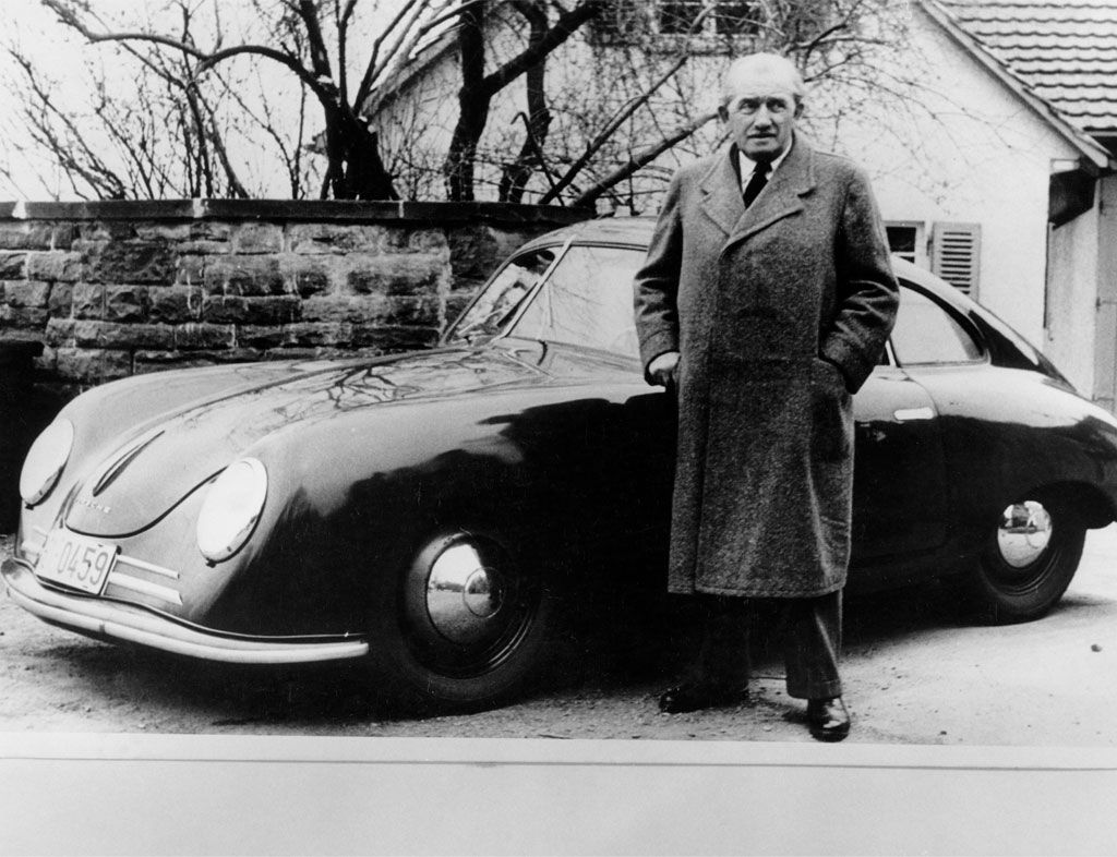 Порше на фоне своего детища Porscht 356.