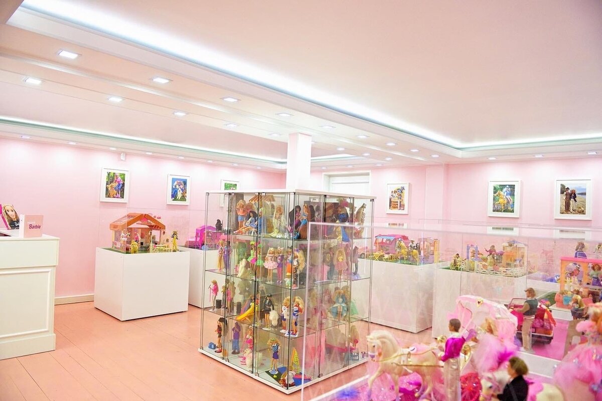 Внутри музея Барби. Вдали виднеется дом-чемодан - моя заветная хотелочка!
