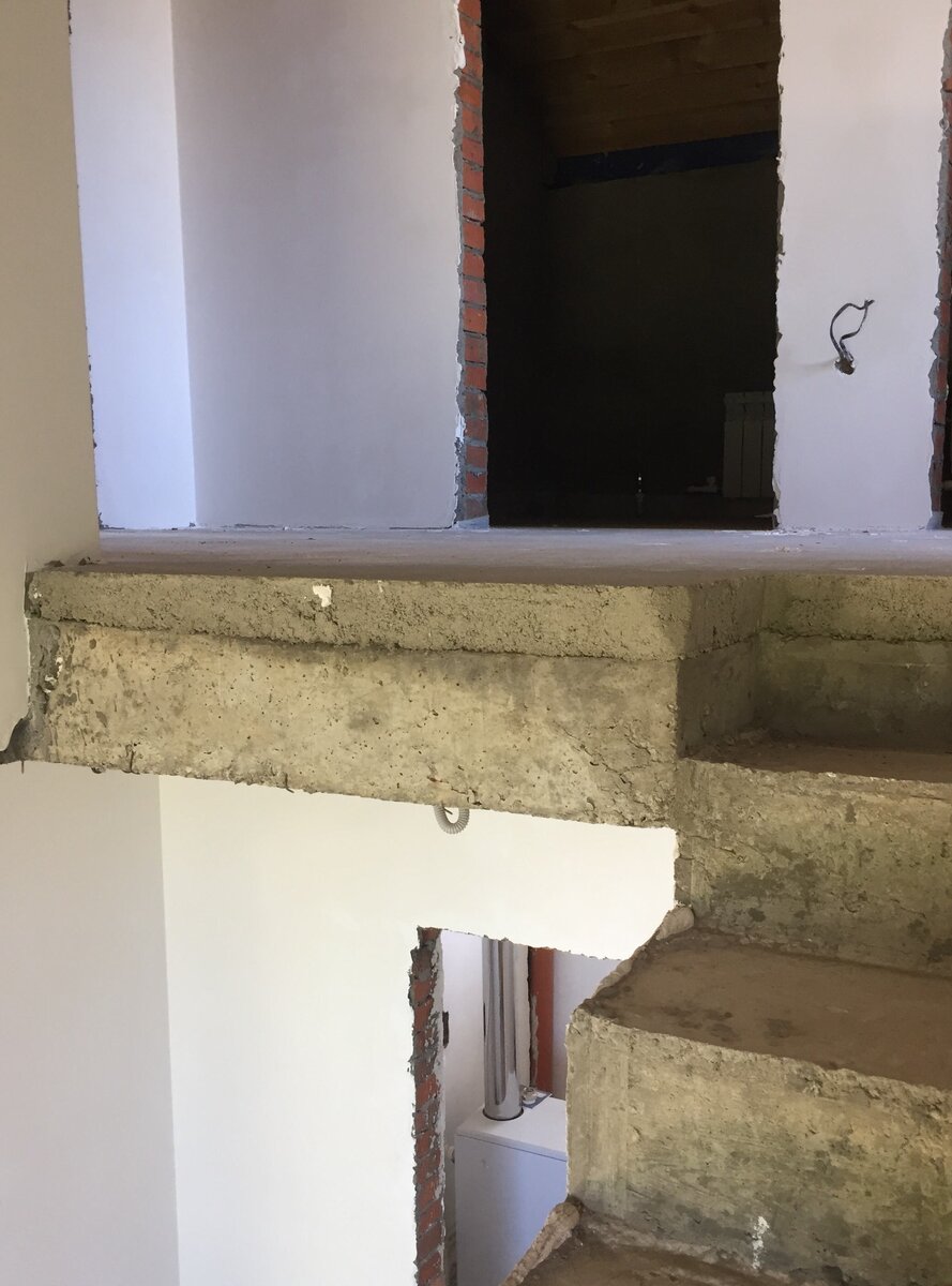 Монолитное межэтажное перекрытие в нашем доме (сверху стяжка пола)