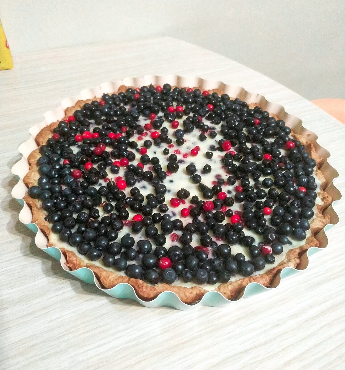 Это отличный рецепт к сезону ягод, его можно приготовить с любыми другими ягодами которые у Вас есть. Черника и брусника  - дают легкую кислинку и тарт не кажется приторным. 