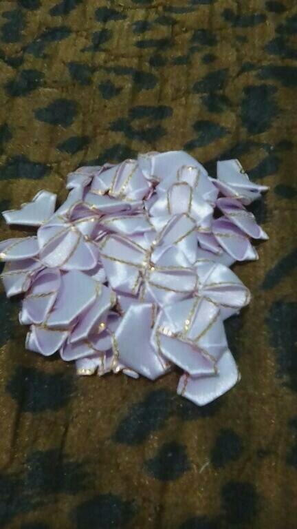 Фото автора. Сделала 50 лепестков из атласной ленты шириной 1,5 сантиметра и длиной 3,5