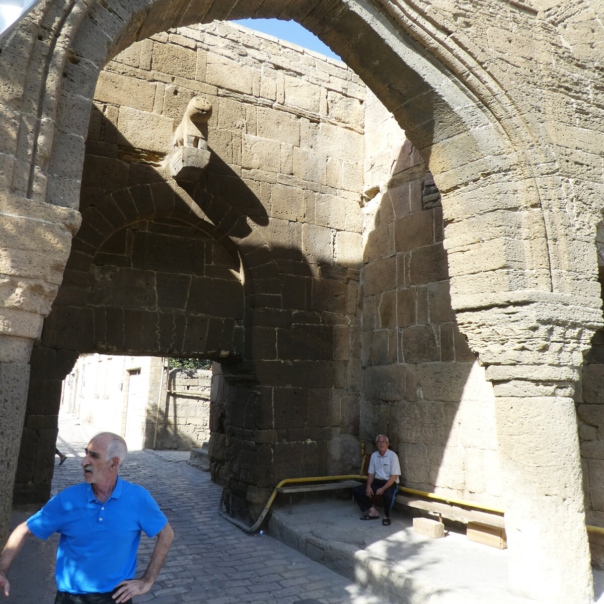 дербент туристы. турпоток дербент. туристы в дербенте. экскурсия вечерний дербент. дербент люди.