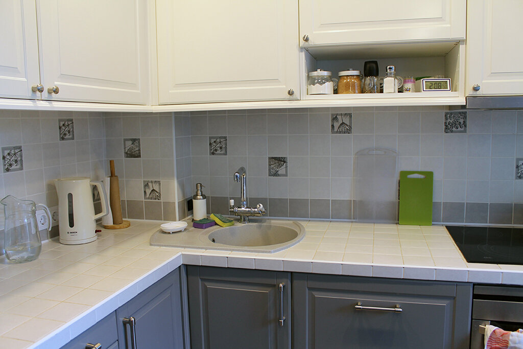 угловая кухня в объединенной гостиной ИКЕА (еще в те времена, когда она была хорошего качества)